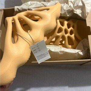 NWT YEEZY 450 Slide cream